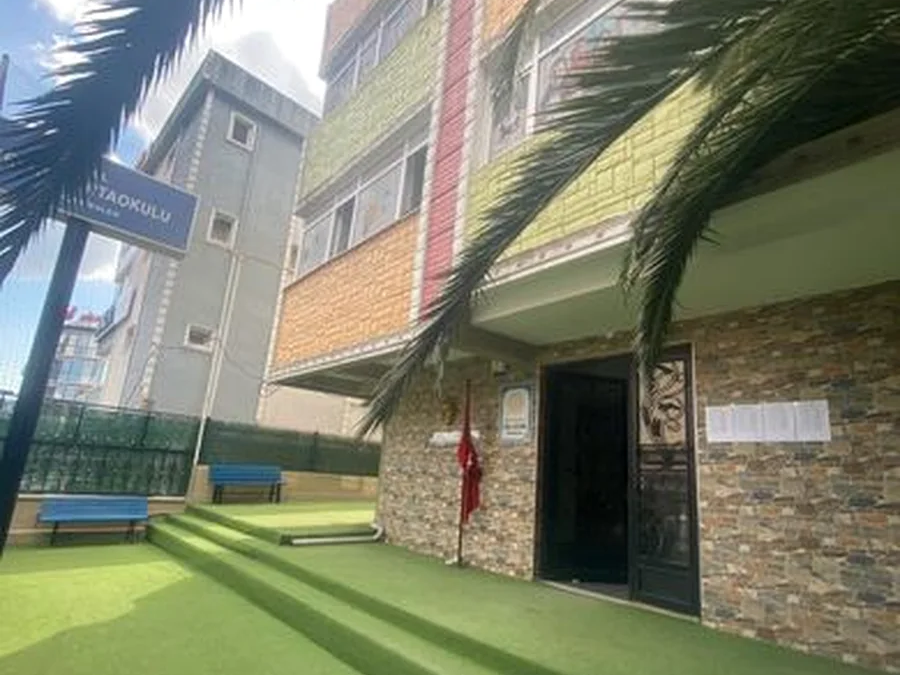 Cevher Koleji bahçe alanı
